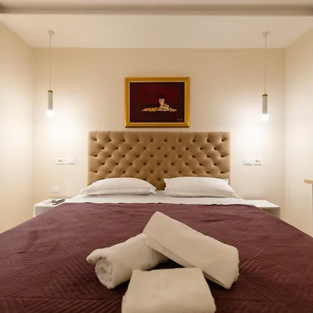 Luxury Center Observatori ティラナ