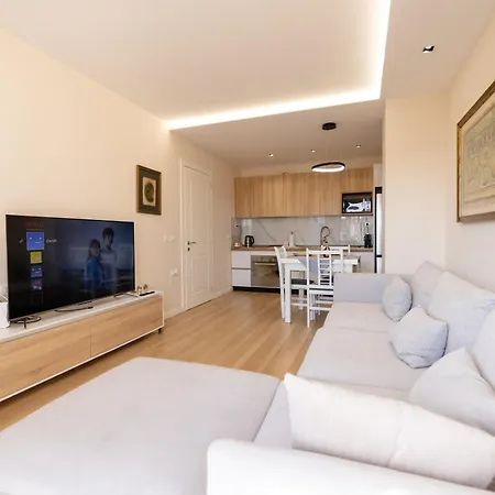 Luxury Center Observatori ティラナ